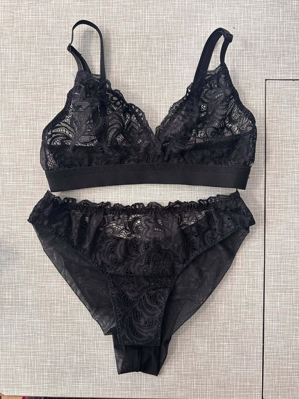 Sutien compresiv din dantelă neagră Noir Lace – LCD 132